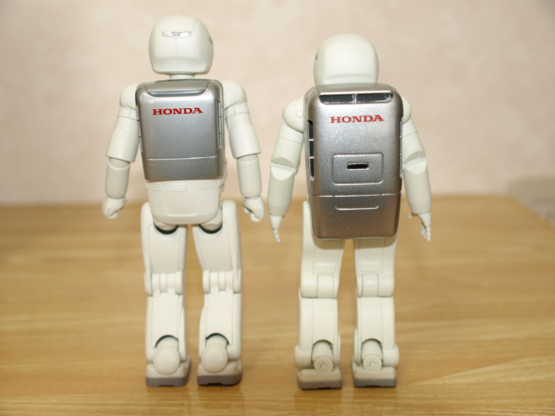 Illustration for article titled New Asimo Action Figures Are Heads Better than Old Asimos Action Figures